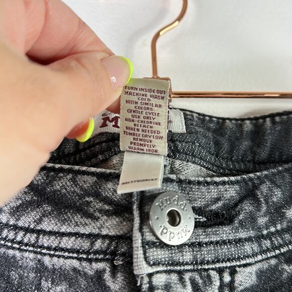 MUDD Black Distressed Acid Wash Cotton Stretchy‎ Low Rise Short Shorts Size 11 - Picture 9 of 9